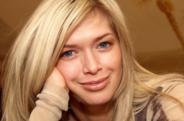 Вера Брежнева расплакалась на сцене