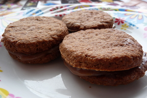 Шоколадное печенье с ирисом