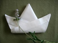 Как сложить салфетку в виде тюльпана?