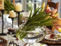 Украшаем праздничный стол цветами