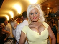 Укусив порнозвезду за грудь, змея умерла от отравления