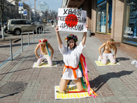 FEMEN голой грудью решили поддержать японский народ
