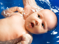 Учим малютку плавать