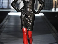 Кожаное платье – хит весеннего сезона 2011