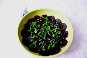 Салат из свеклы с фасолью и брусникой