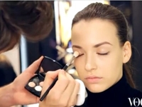 Весенний макияж от Chanel: акцент на брови и губы