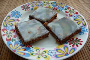 Шоколадные пирожные с орехами и вишней