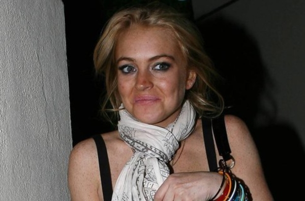 Линдси Лохан снова пьет, курит и дебоширит