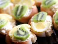 Бутерброды с плавленым сыром, чесноком и киви