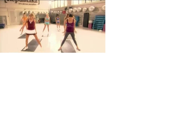 Разминаемся и делаем гранд батманы