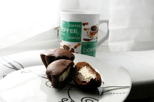 Шоколадные кексы с творожной начинкой