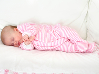 Кожа малыша покрыта волосками: нужно волноваться?