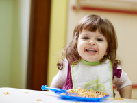 Учим ребенка владеть столовыми приборами