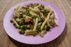 Паста с курицей, помидорами и горошком