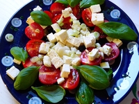 Салат из шпината с помидорами черри