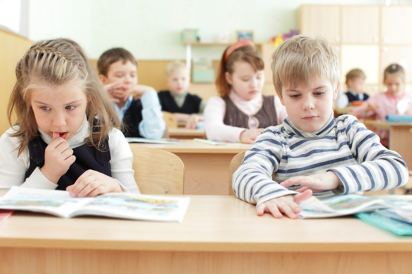 Украинских школьников не будут учить во вторую смену