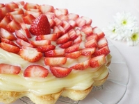 Тарталетки с заварным кремом и клубникой