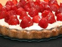 Миндальный пирог с клубникой