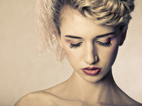 Вечерняя прическа для волос средней длины