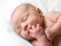 Малыш сосет пальчик: стоит ли беспокоиться