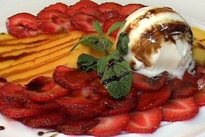 Карпаччо из моцареллы с клубникой и базиликом