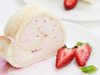 Бисквитный рулет с клубникой