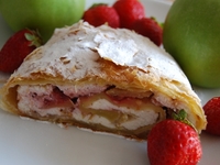 Рулет с творогом и клубникой