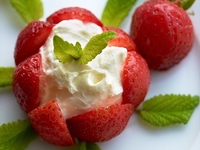 Творожный десерт с клубникой