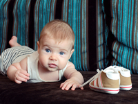 Первая обувь: когда малыша нужно обувать