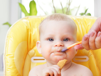 Детям до шести месяцев можно давать молоко и орехи