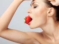 Как отбелить зубы клубникой