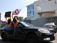 Акция женского движения FEMEN – Дай  дорогу!
