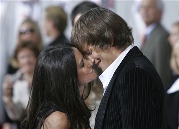 Эштон Катчер изменил Деми Мур?