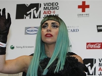 Lady Gaga продаст чашку со следами губной помады