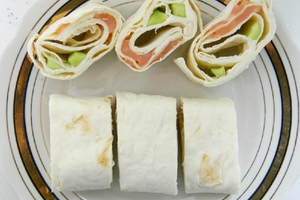 Роллы из лаваша с лососем