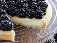 Пирог из слоеного теста с ежевикой