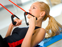 Выполняем упражнения с эспандером