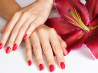 Чтобы лак дольше держался на ногтях