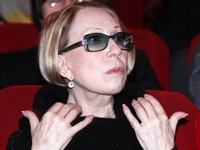 Чурикова сломала руку и ногу в аэропорту