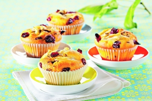 Бриоши с шоколадом и фруктами