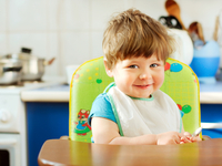 Ребенок на кухне: как защитить его от опасности