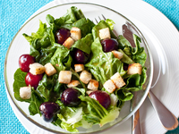 Летнее меню: фруктовый салат с сыром и сухариками