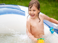 Чем занять ребенка жарким летним днем