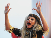 Lady GaGa пересела в инвалидную коляску