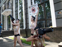Работники посольства Грузии избили активисток FEMEN