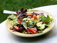 Готовим легкие и необычные летние салаты