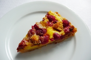 Творожный пирог с малиной и белым шоколадом