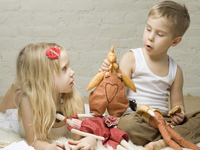 Ребенок играет "неправильными" игрушками: стоит беспокоиться
