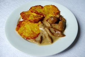 Деруны с грибным соусом