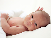 Ребенку месяц: развитие, режим и уход